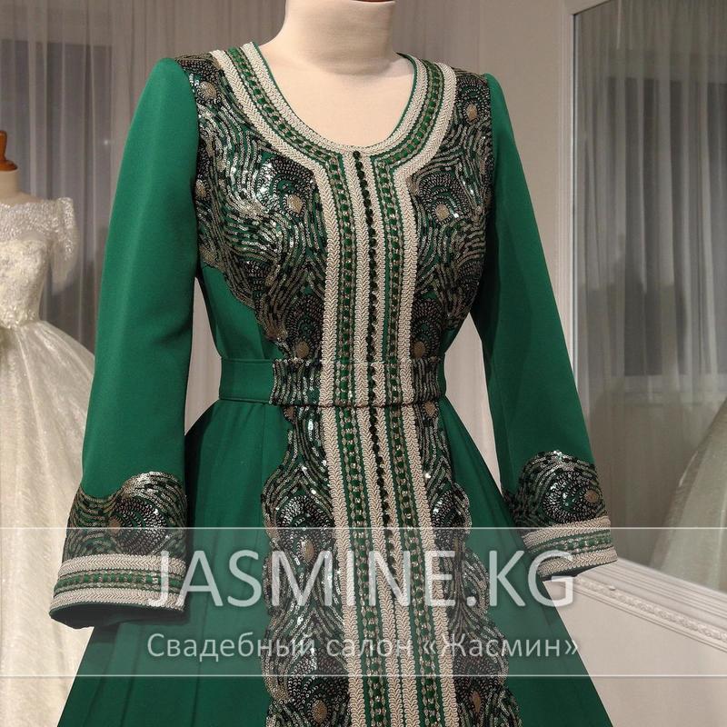 WD-63AL Пышное(не пышное), зелёное, закрытое(с длинным рукавом) свадебное платье в национальном стиле. Подойдёт для кыз узатуу, кына геджеси(kına gecesi), келин сарпо. Платье оформлено кружевом с золотыми пайетками и плетённой тесьмой, имеется отделка горным хрусталём. Плетёный пояс. Платье полностью на подкладе.