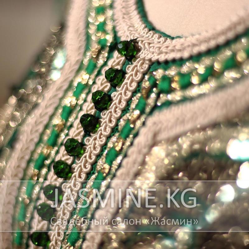 WD-63AL Пышное(не пышное), зелёное, закрытое(с длинным рукавом) свадебное платье в национальном стиле. Подойдёт для кыз узатуу, кына геджеси(kına gecesi), келин сарпо. Платье оформлено кружевом с золотыми пайетками и плетённой тесьмой, имеется отделка горным хрусталём. Плетёный пояс. Платье полностью на подкладе.