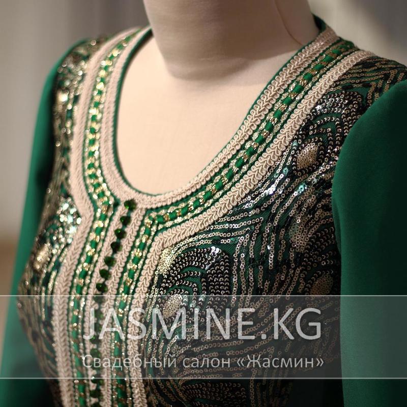 WD-63AL Пышное(не пышное), зелёное, закрытое(с длинным рукавом) свадебное платье в национальном стиле. Подойдёт для кыз узатуу, кына геджеси(kına gecesi), келин сарпо. Платье оформлено кружевом с золотыми пайетками и плетённой тесьмой, имеется отделка горным хрусталём. Плетёный пояс. Платье полностью на подкладе.