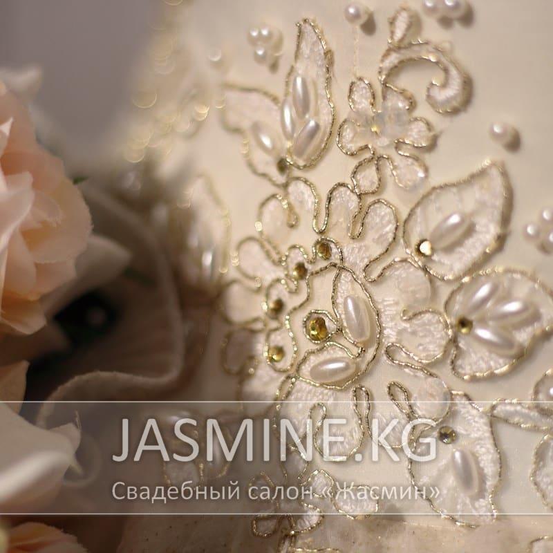 WD-3CL WD-3CL: пышное, свадебное платье бежевого цвета с золотым напылением, оформленное кружевом с золотой нитью, ручной вышивкой: жемчугом, стразами, бисером (также возможно оформление бабочками из ткани)