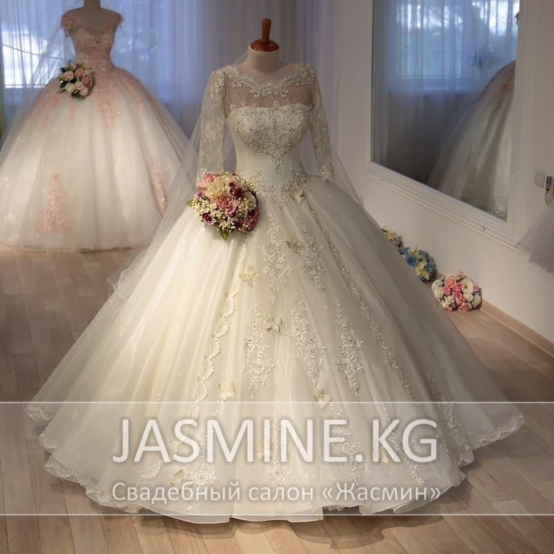 WD-3CL WD-3CL: пышное, свадебное платье бежевого цвета с золотым напылением, оформленное кружевом с золотой нитью, ручной вышивкой: жемчугом, стразами, бисером (также возможно оформление бабочками из ткани)