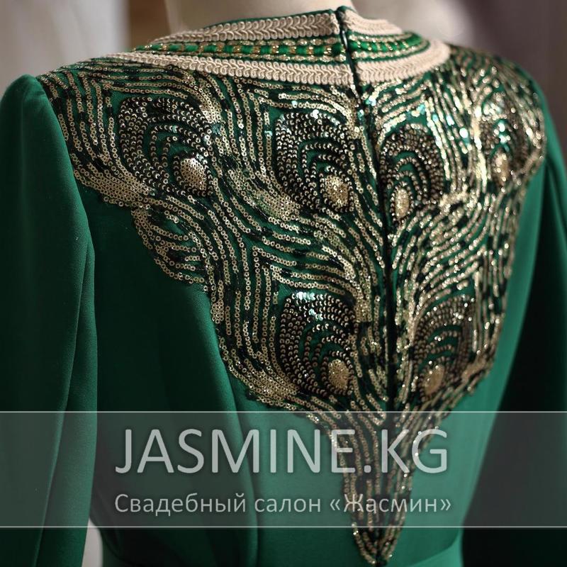 WD-63AL Пышное(не пышное), зелёное, закрытое(с длинным рукавом) свадебное платье в национальном стиле. Подойдёт для кыз узатуу, кына геджеси(kına gecesi), келин сарпо. Платье оформлено кружевом с золотыми пайетками и плетённой тесьмой, имеется отделка горным хрусталём. Плетёный пояс. Платье полностью на подкладе.