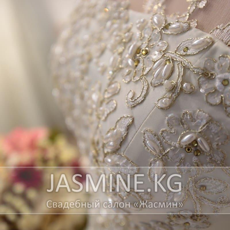 WD-3CL WD-3CL: пышное, свадебное платье бежевого цвета с золотым напылением, оформленное кружевом с золотой нитью, ручной вышивкой: жемчугом, стразами, бисером (также возможно оформление бабочками из ткани)