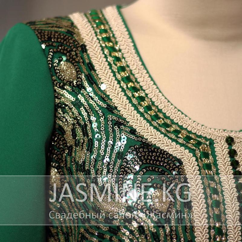 WD-63AL Пышное(не пышное), зелёное, закрытое(с длинным рукавом) свадебное платье в национальном стиле. Подойдёт для кыз узатуу, кына геджеси(kına gecesi), келин сарпо. Платье оформлено кружевом с золотыми пайетками и плетённой тесьмой, имеется отделка горным хрусталём. Плетёный пояс. Платье полностью на подкладе.