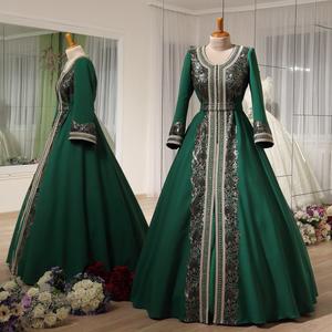 Click to view Пышное(не пышное), зелёное, закрытое(с длинным рукавом) свадебное платье в национальном стиле. Подойдёт для кыз узатуу, кына геджеси(kına gecesi), келин сарпо. Платье оформлено кружевом с золотыми пайетками и плетённой тесьмой, имеется отделка горным хрусталём. Плетёный пояс. Платье полностью на подкладе.