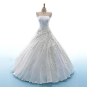 Клик для просмотра Бело-бежевое, пышное свадебное платье. Белый корсет и бежевая юбка оформлены кружевом с блестящей нитью, выполнена ручная вышивка:бисером, пайетками, жемчугом и стразами. Цветок из ткани(мак) успешно дополняет драпировку по талии и юбке.