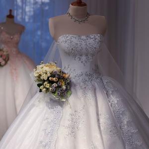 Клик для просмотра WD-49AL: белое, очень пышное, свадебное платье с серебряными кружевами и напылением