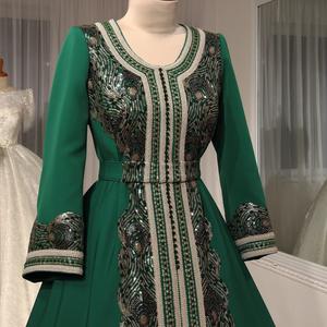 Click to view Пышное(не пышное), зелёное, закрытое(с длинным рукавом) свадебное платье в национальном стиле. Подойдёт для кыз узатуу, кына геджеси(kına gecesi), келин сарпо. Платье оформлено кружевом с золотыми пайетками и плетённой тесьмой, имеется отделка горным хрусталём. Плетёный пояс. Платье полностью на подкладе.