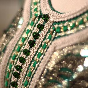 Click to view Пышное(не пышное), зелёное, закрытое(с длинным рукавом) свадебное платье в национальном стиле. Подойдёт для кыз узатуу, кына геджеси(kına gecesi), келин сарпо. Платье оформлено кружевом с золотыми пайетками и плетённой тесьмой, имеется отделка горным хрусталём. Плетёный пояс. Платье полностью на подкладе.