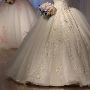 Көрүү үчүн чыкылдатыңыз WD-3CL: пышное, свадебное платье бежевого цвета с золотым напылением, оформленное кружевом с золотой нитью, ручной вышивкой: жемчугом, стразами, бисером (также возможно оформление бабочками из ткани)