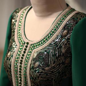 Click to view Пышное(не пышное), зелёное, закрытое(с длинным рукавом) свадебное платье в национальном стиле. Подойдёт для кыз узатуу, кына геджеси(kına gecesi), келин сарпо. Платье оформлено кружевом с золотыми пайетками и плетённой тесьмой, имеется отделка горным хрусталём. Плетёный пояс. Платье полностью на подкладе.