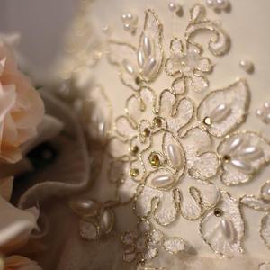 Көрүү үчүн чыкылдатыңыз WD-3CL: пышное, свадебное платье бежевого цвета с золотым напылением, оформленное кружевом с золотой нитью, ручной вышивкой: жемчугом, стразами, бисером (также возможно оформление бабочками из ткани)