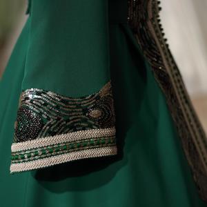 Click to view Пышное(не пышное), зелёное, закрытое(с длинным рукавом) свадебное платье в национальном стиле. Подойдёт для кыз узатуу, кына геджеси(kına gecesi), келин сарпо. Платье оформлено кружевом с золотыми пайетками и плетённой тесьмой, имеется отделка горным хрусталём. Плетёный пояс. Платье полностью на подкладе.