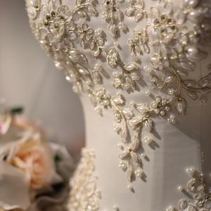 Көрүү үчүн чыкылдатыңыз WD-3CL: пышное, свадебное платье бежевого цвета с золотым напылением, оформленное кружевом с золотой нитью, ручной вышивкой: жемчугом, стразами, бисером (также возможно оформление бабочками из ткани)