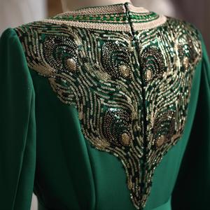 Click to view Пышное(не пышное), зелёное, закрытое(с длинным рукавом) свадебное платье в национальном стиле. Подойдёт для кыз узатуу, кына геджеси(kına gecesi), келин сарпо. Платье оформлено кружевом с золотыми пайетками и плетённой тесьмой, имеется отделка горным хрусталём. Плетёный пояс. Платье полностью на подкладе.