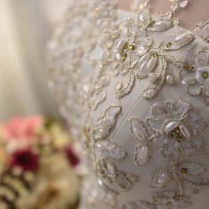 Көрүү үчүн чыкылдатыңыз WD-3CL: пышное, свадебное платье бежевого цвета с золотым напылением, оформленное кружевом с золотой нитью, ручной вышивкой: жемчугом, стразами, бисером (также возможно оформление бабочками из ткани)