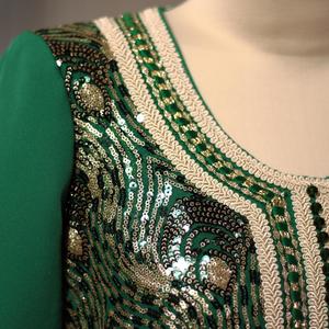 Click to view Пышное(не пышное), зелёное, закрытое(с длинным рукавом) свадебное платье в национальном стиле. Подойдёт для кыз узатуу, кына геджеси(kına gecesi), келин сарпо. Платье оформлено кружевом с золотыми пайетками и плетённой тесьмой, имеется отделка горным хрусталём. Плетёный пояс. Платье полностью на подкладе.